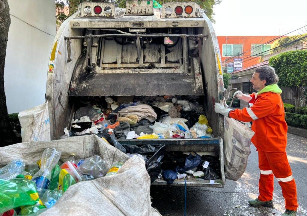 JESÚS SESMA SE UNE AL TRABAJO DE LOS VOLUNTARIOS DEL SERVICIO DE LIMPIA DE LA CIUDAD DE MÉXICO