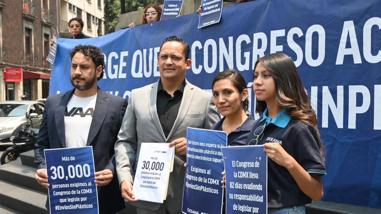 RECIBE DIP. JAVIER RAMOS 30 MIL FIRMAS DE JÓVENES CAPITALINOS QUE SOLICITAN AL CONGRESO LEGISLAR PARA QUE EMPRESAS USEN PLÁSTICOS COMPOSTABLES EN SUS ENVÍOS
